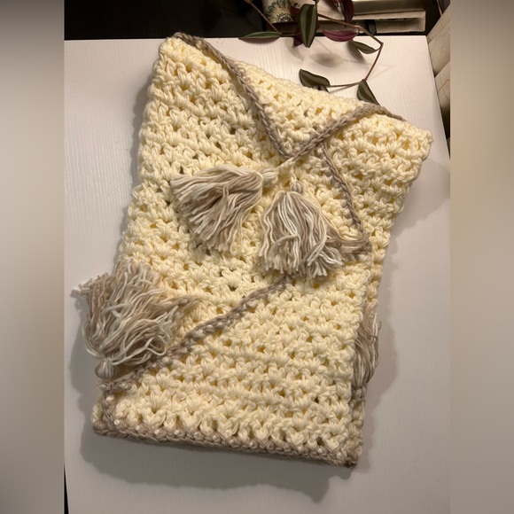 NWT Free People crochet knit ivory shawl wrap tassel - Picture 6 of 7